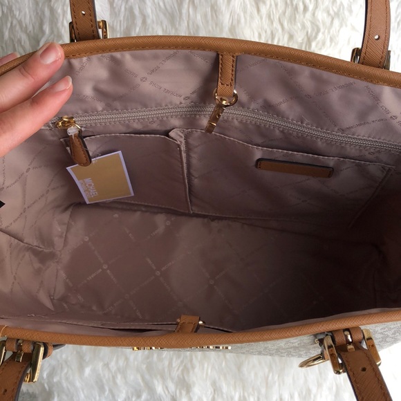 NWT Michael Kors jet set travel handbag - Picture 3 of 3